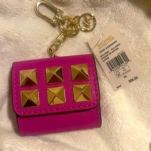 💕New with tags Michael Kors  Leather Clip Case for Apple Air Pods 🫶🏼